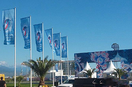 Флаги с эмблемой фестиваля "Новая Волна" украшают территорию Олимпийского парка и набережную Сочи
