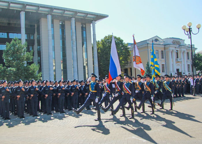 Вынос флагов, знамени, церемония присяга курсанты