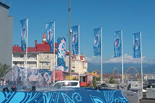 Флаги с эмблемой фестиваля "Новая Волна" украшают территорию Олимпийского парка и набережную Сочи