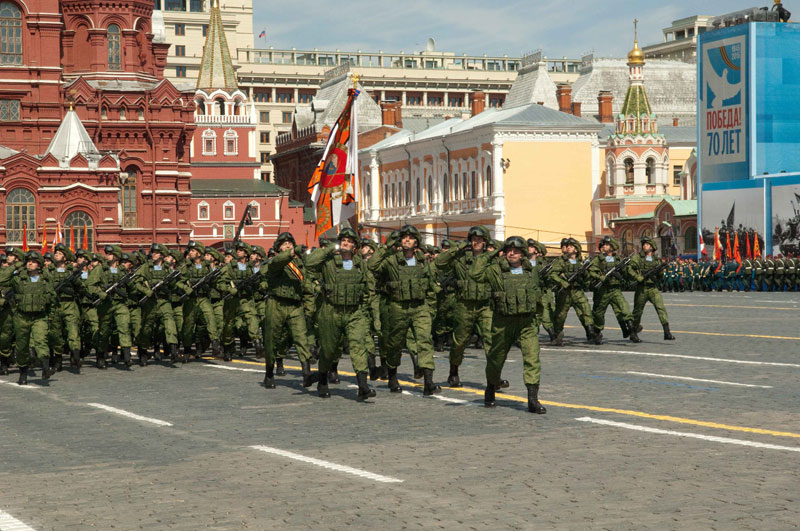 Боевое знамя с орденской лентой. Военный парад на красной площади